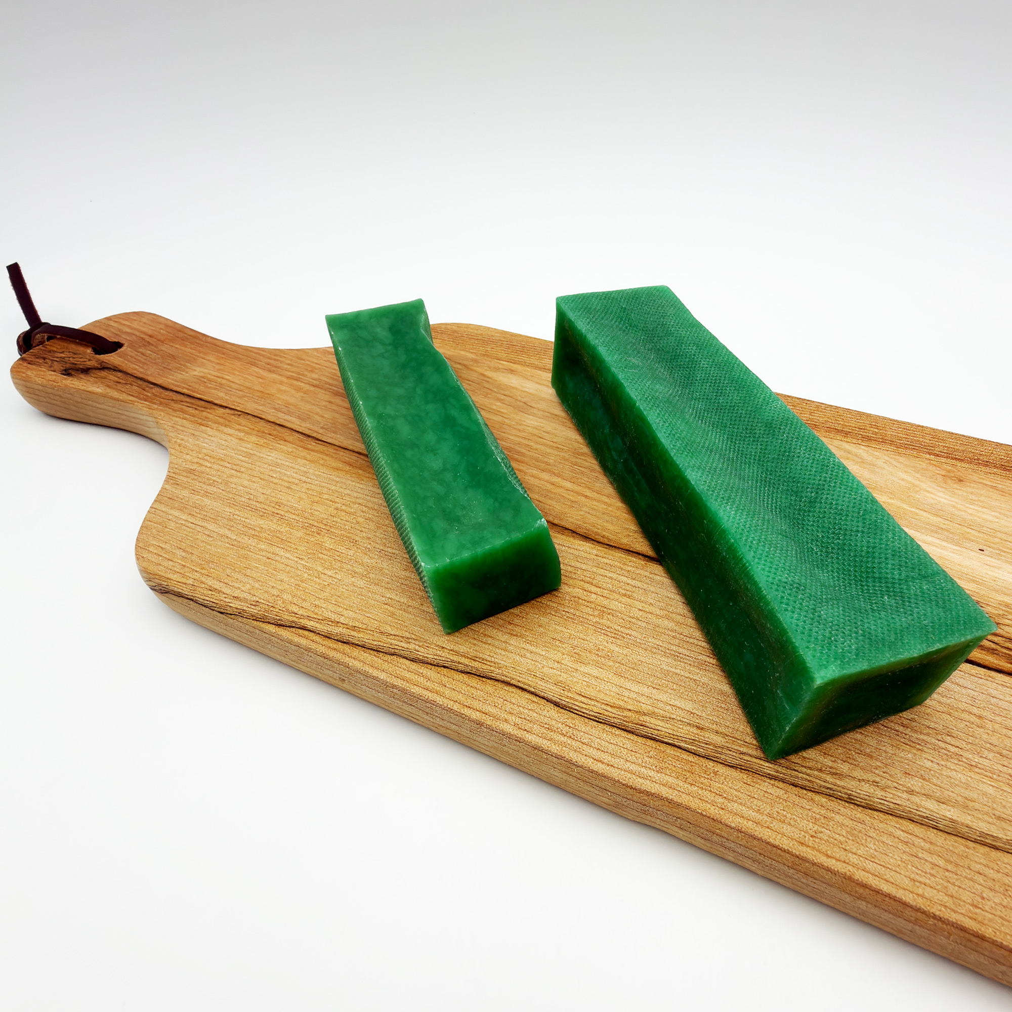 Kaukäse mit frischer Minze in verschiedenen Größen