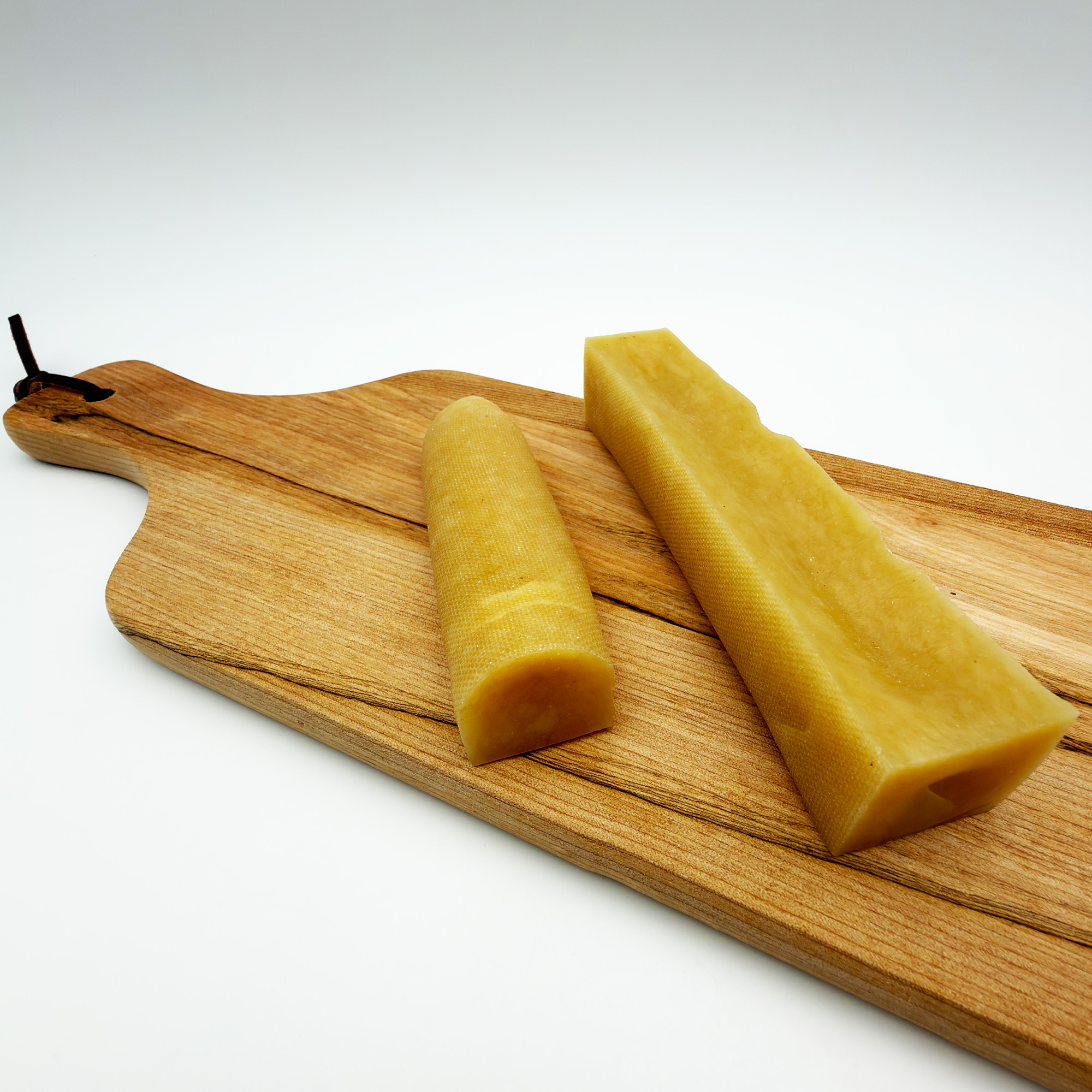 Kaukäse mit Erdnussbutter in verschiedenen Größen