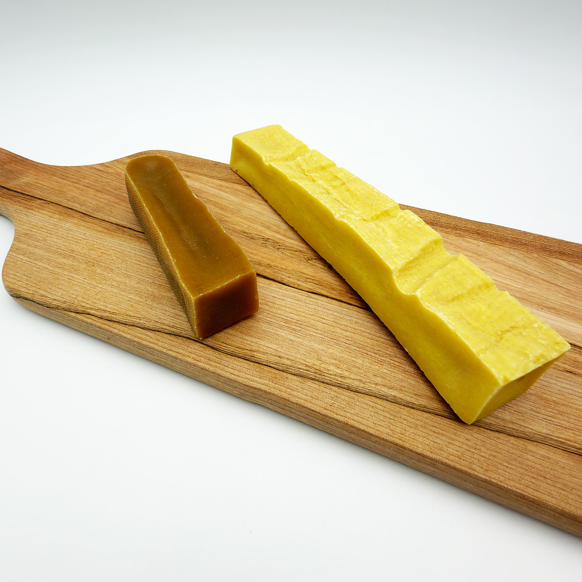 Kaukäse mit Kurkuma in verschiedenen Größen